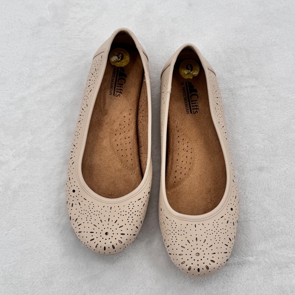Cliffs by White Mountain Beige Laser Cut Comfortable Ballet Flats Women's Size 9